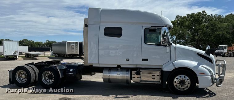 image for item NL9949 2021 Volvo VNL semi truck
