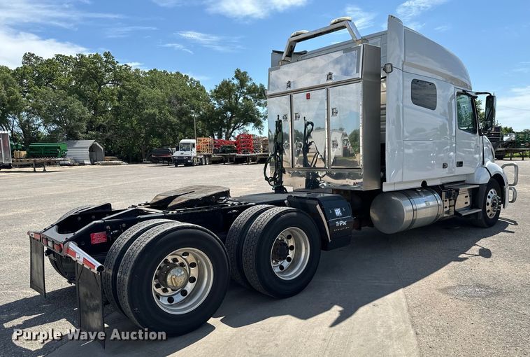 image for item NL9949 2021 Volvo VNL semi truck
