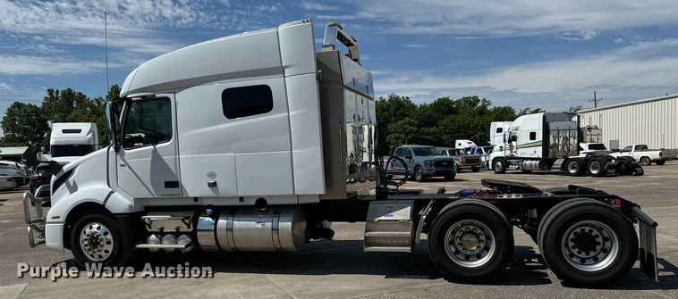 image for item NL9949 2021 Volvo VNL semi truck