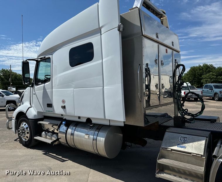 image for item NL9949 2021 Volvo VNL semi truck