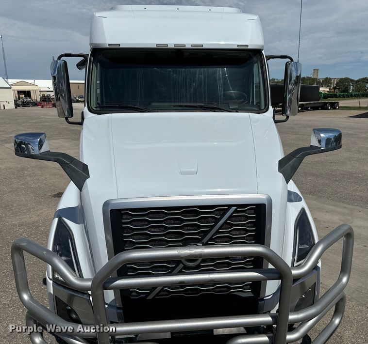 image for item NL9949 2021 Volvo VNL semi truck