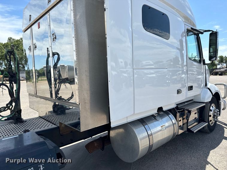 image for item NL9949 2021 Volvo VNL semi truck