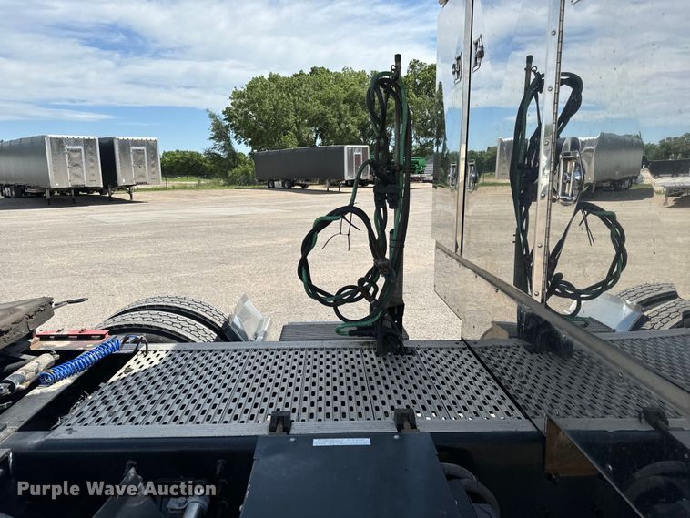 image for item NL9949 2021 Volvo VNL semi truck