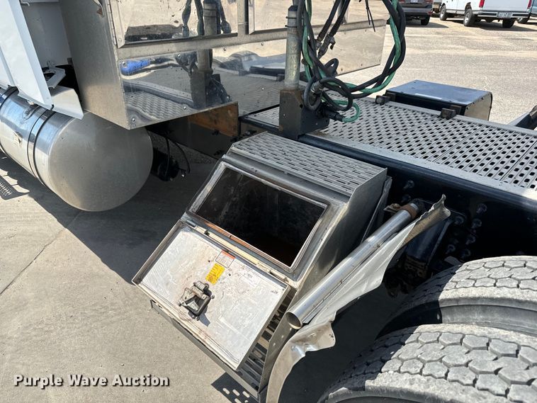 image for item NL9949 2021 Volvo VNL semi truck