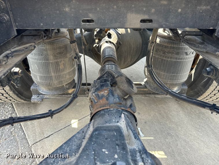 image for item NL9949 2021 Volvo VNL semi truck