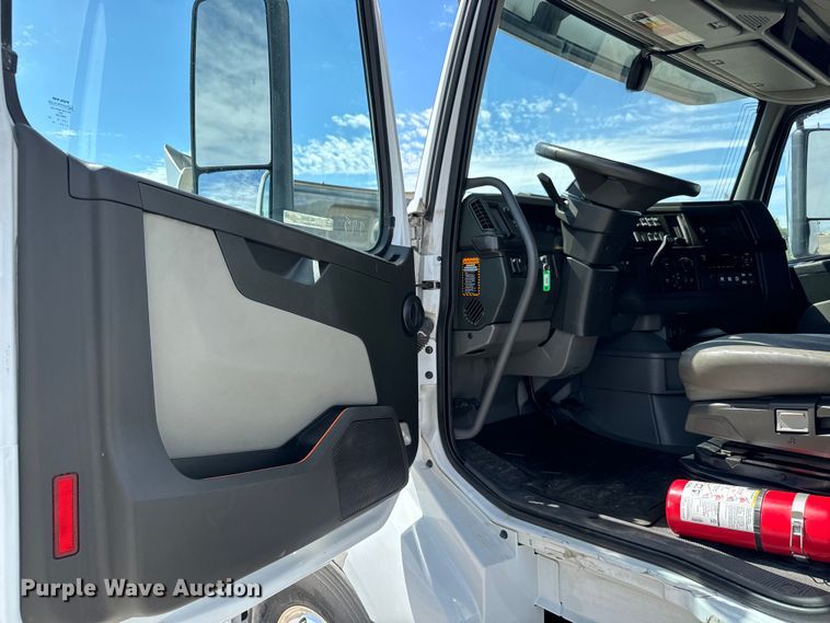 image for item NL9949 2021 Volvo VNL semi truck