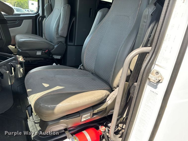 image for item NL9949 2021 Volvo VNL semi truck