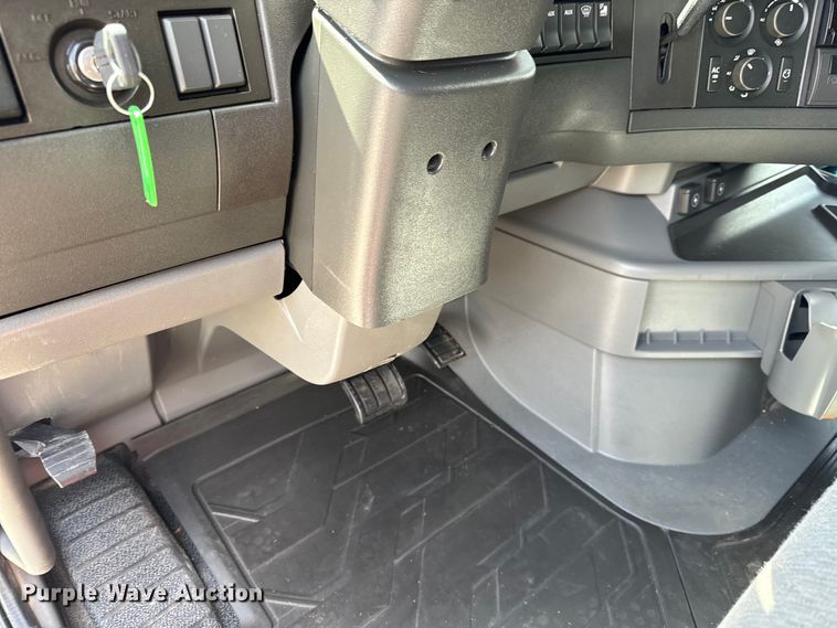 image for item NL9949 2021 Volvo VNL semi truck