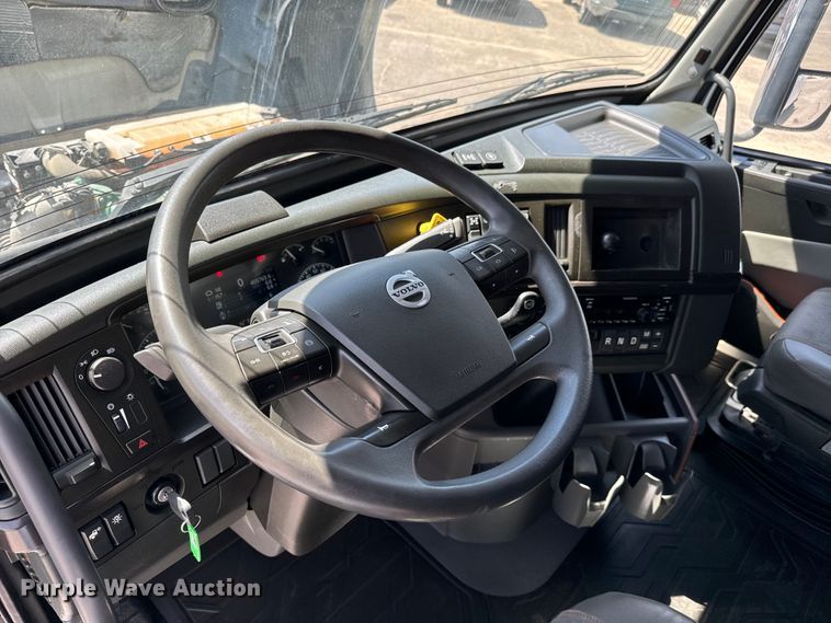 image for item NL9949 2021 Volvo VNL semi truck