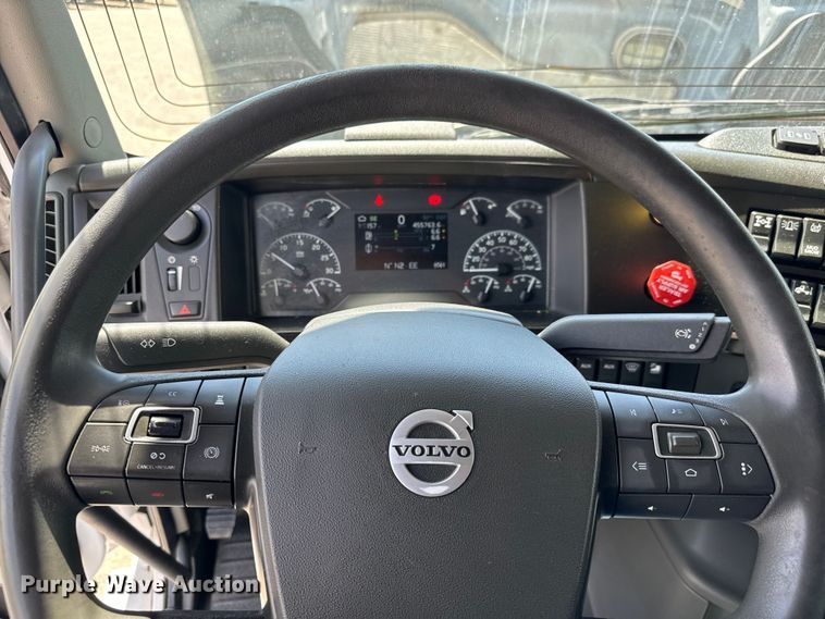 image for item NL9949 2021 Volvo VNL semi truck