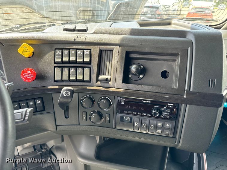 image for item NL9949 2021 Volvo VNL semi truck