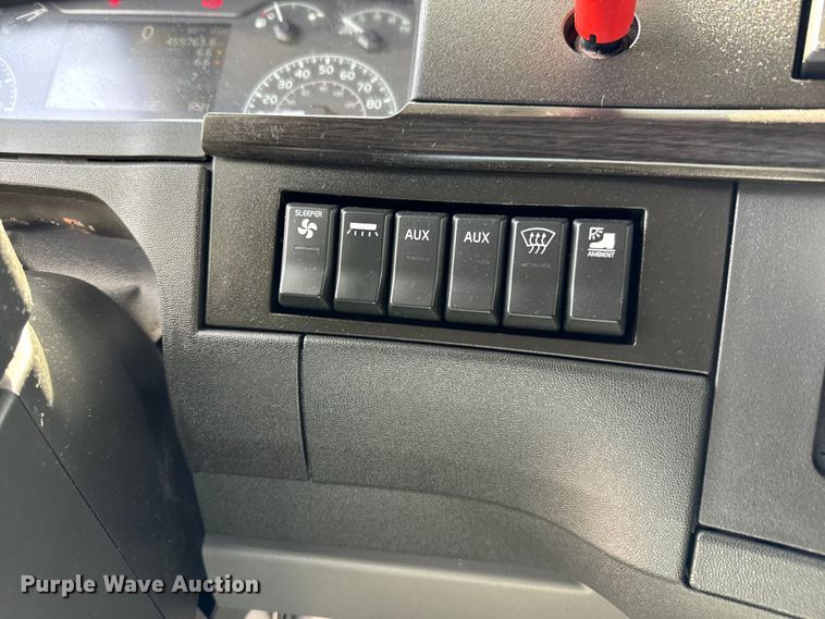 image for item NL9949 2021 Volvo VNL semi truck