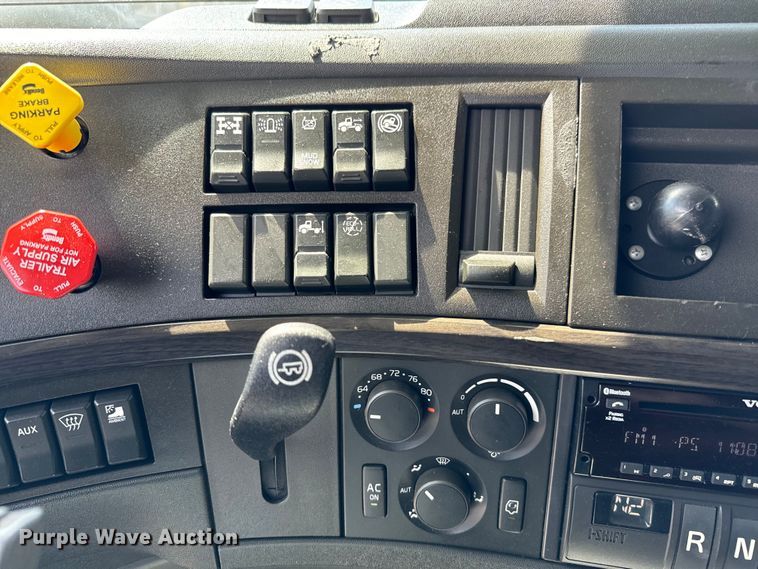 image for item NL9949 2021 Volvo VNL semi truck