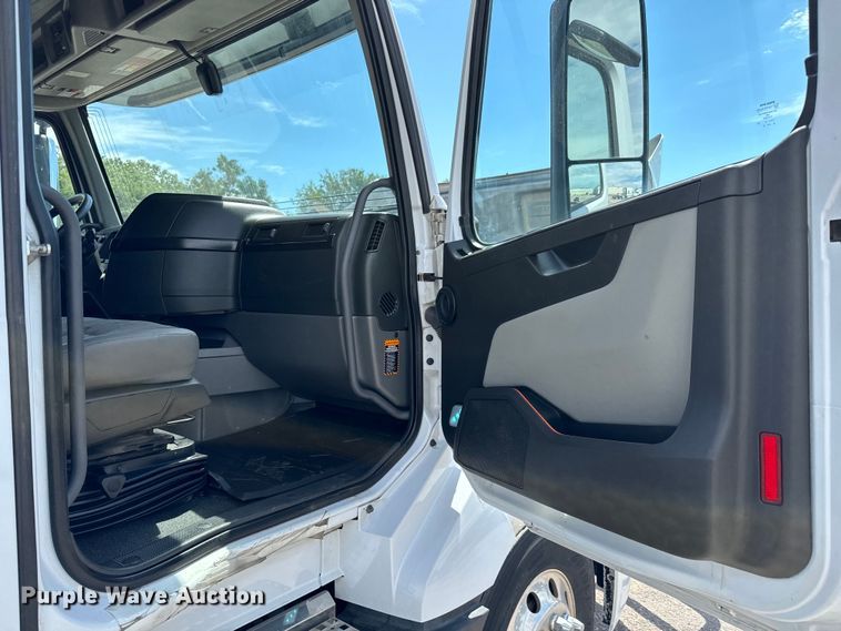 image for item NL9949 2021 Volvo VNL semi truck