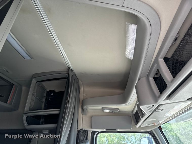 image for item NL9949 2021 Volvo VNL semi truck