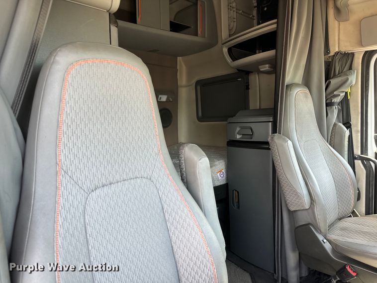 image for item NL9949 2021 Volvo VNL semi truck