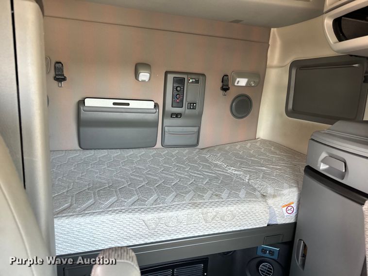 image for item NL9949 2021 Volvo VNL semi truck