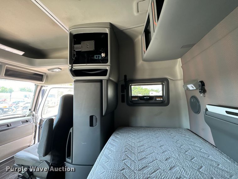 image for item NL9949 2021 Volvo VNL semi truck