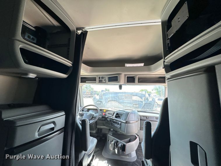 image for item NL9949 2021 Volvo VNL semi truck