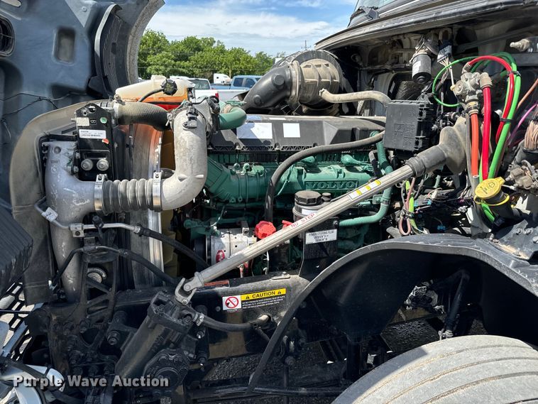 image for item NL9949 2021 Volvo VNL semi truck