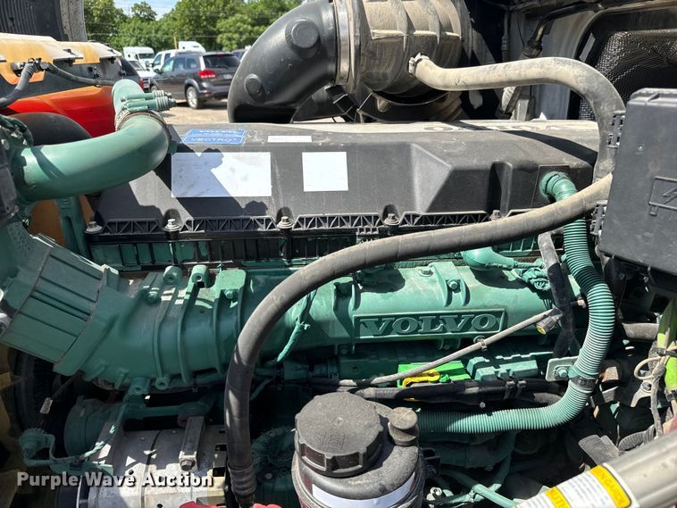 image for item NL9949 2021 Volvo VNL semi truck