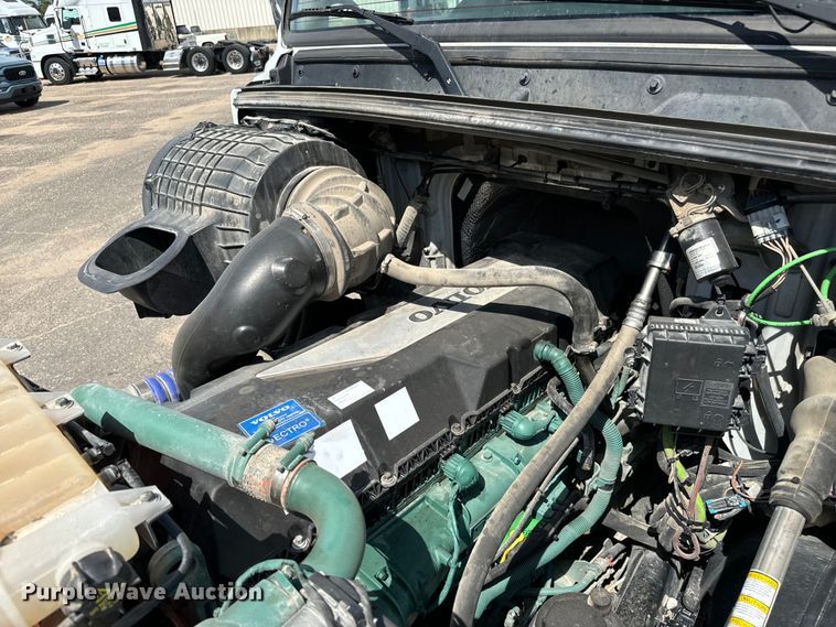 image for item NL9949 2021 Volvo VNL semi truck