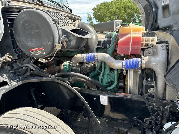 image for item NL9949 2021 Volvo VNL semi truck