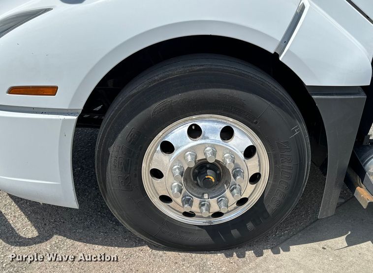 image for item NL9949 2021 Volvo VNL semi truck