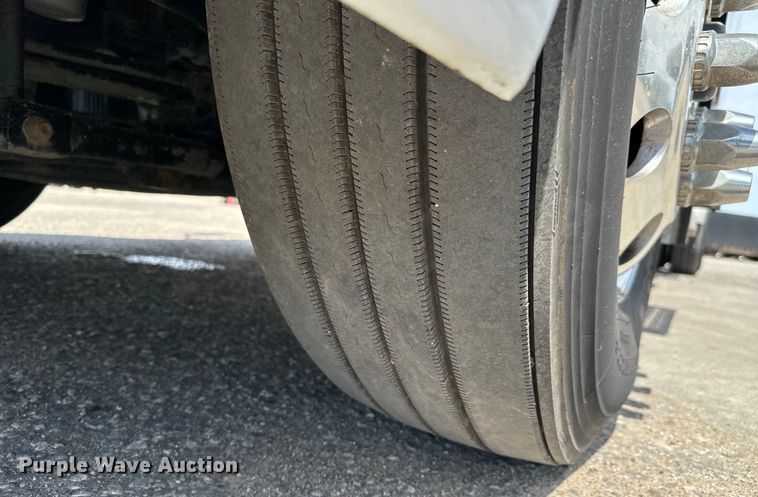 image for item NL9949 2021 Volvo VNL semi truck