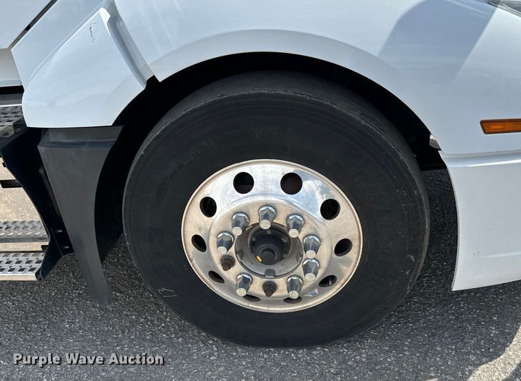 image for item NL9949 2021 Volvo VNL semi truck