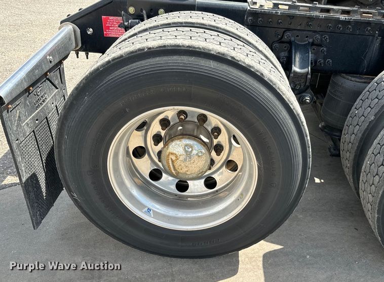 image for item NL9949 2021 Volvo VNL semi truck