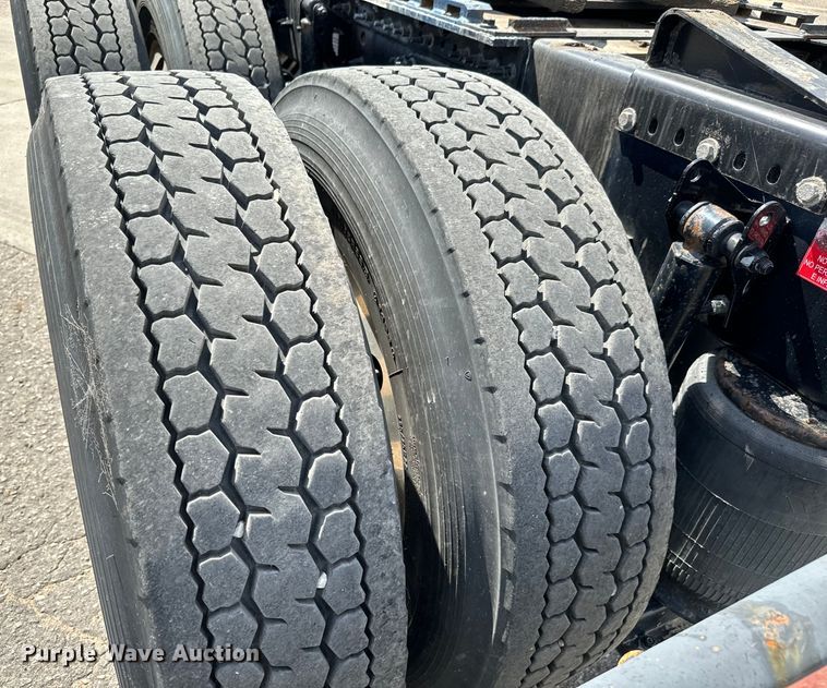 image for item NL9949 2021 Volvo VNL semi truck