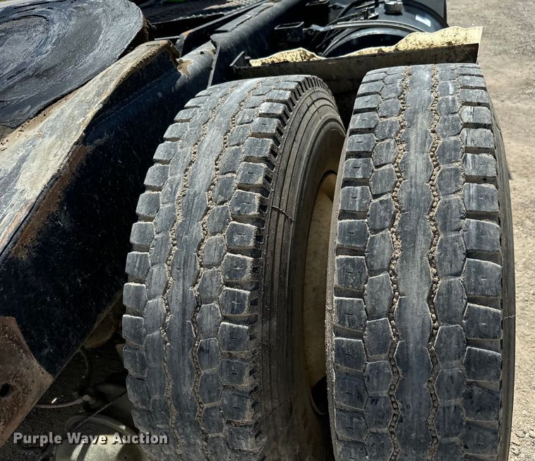 image for item NL9969 2003 Ottawa Truck 30 yard truck