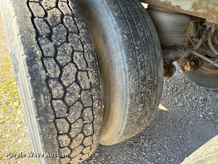 image for item NL9970 2000 Stoughton  AVW-545T-S-C-AR dry van trailer