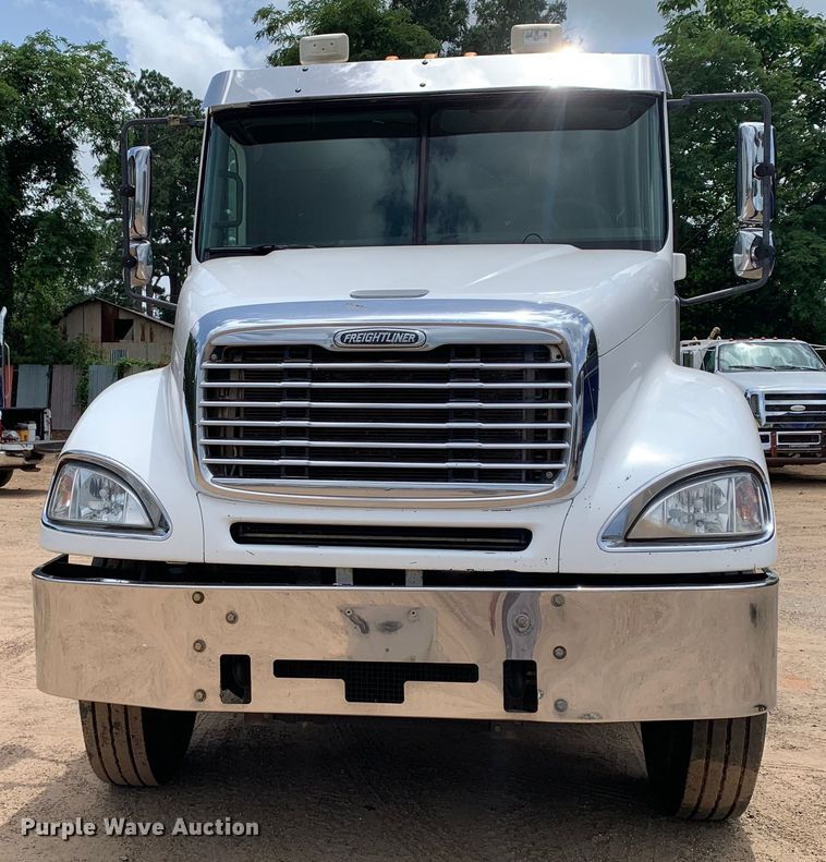 image for item NQ9583 2006 Freightliner  Columbia semi truck