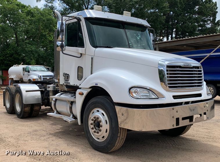 image for item NQ9583 2006 Freightliner  Columbia semi truck