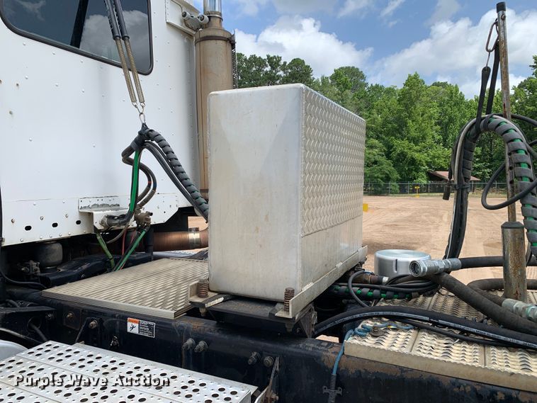 image for item NQ9583 2006 Freightliner  Columbia semi truck