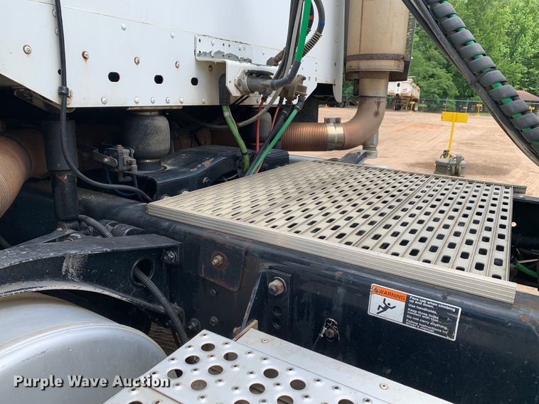 image for item NQ9583 2006 Freightliner  Columbia semi truck