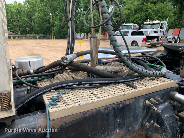 image for item NQ9583 2006 Freightliner  Columbia semi truck