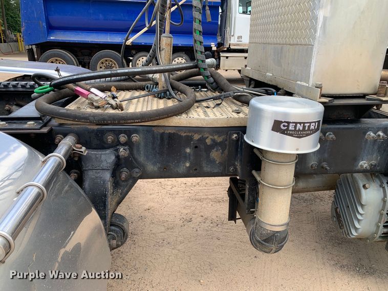 image for item NQ9583 2006 Freightliner  Columbia semi truck