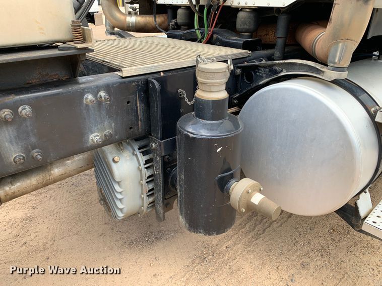 image for item NQ9583 2006 Freightliner  Columbia semi truck