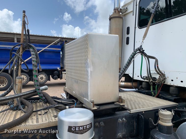 image for item NQ9583 2006 Freightliner  Columbia semi truck