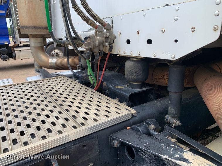 image for item NQ9583 2006 Freightliner  Columbia semi truck