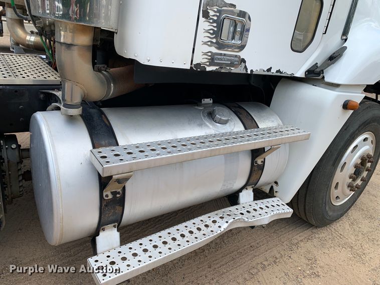 image for item NQ9583 2006 Freightliner  Columbia semi truck