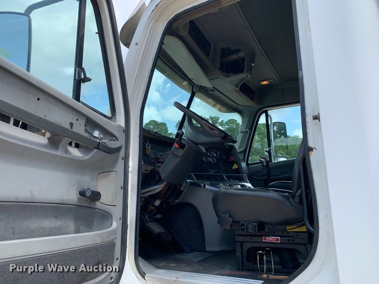 image for item NQ9583 2006 Freightliner  Columbia semi truck