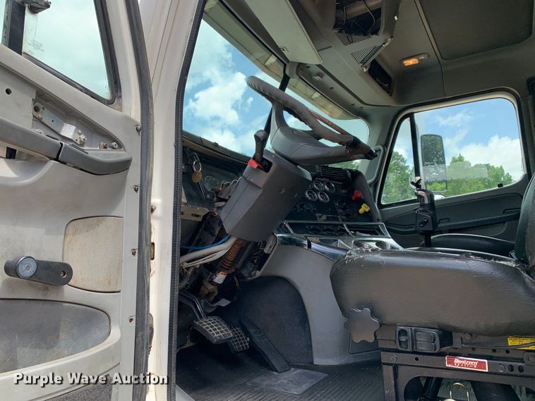 image for item NQ9583 2006 Freightliner  Columbia semi truck