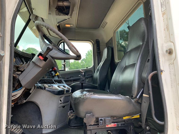 image for item NQ9583 2006 Freightliner  Columbia semi truck