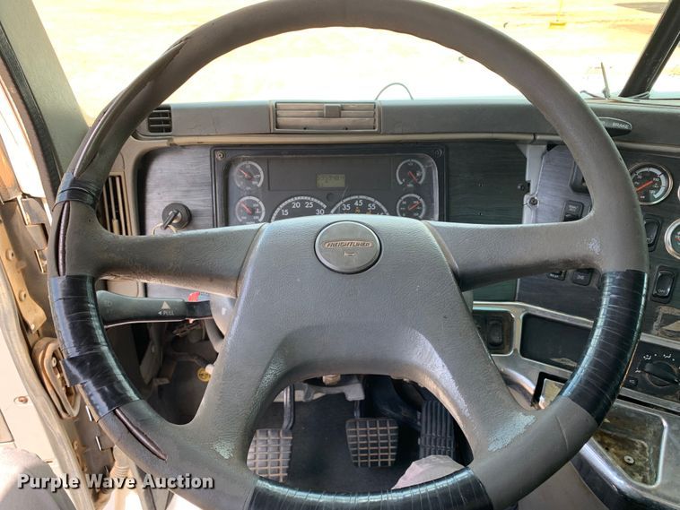 image for item NQ9583 2006 Freightliner  Columbia semi truck