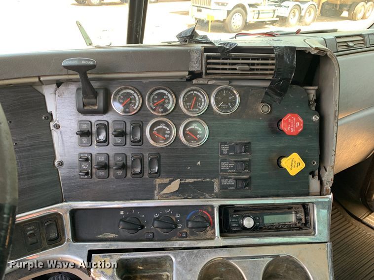 image for item NQ9583 2006 Freightliner  Columbia semi truck