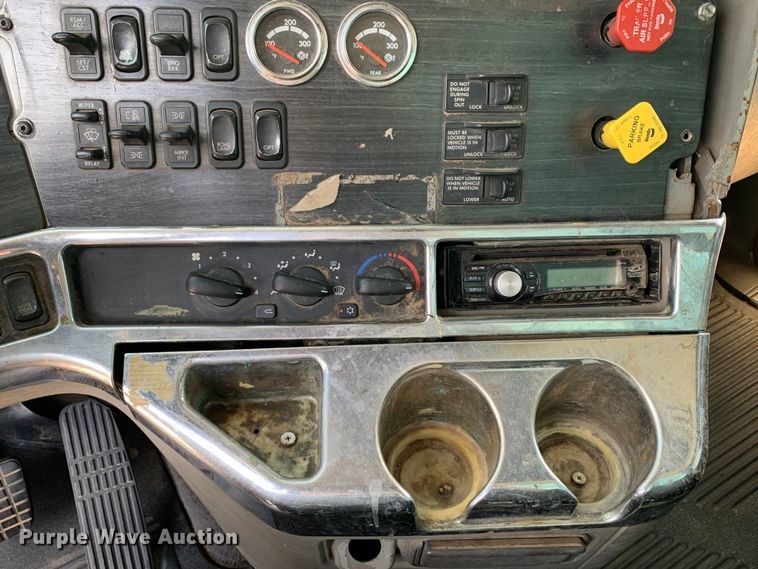 image for item NQ9583 2006 Freightliner  Columbia semi truck